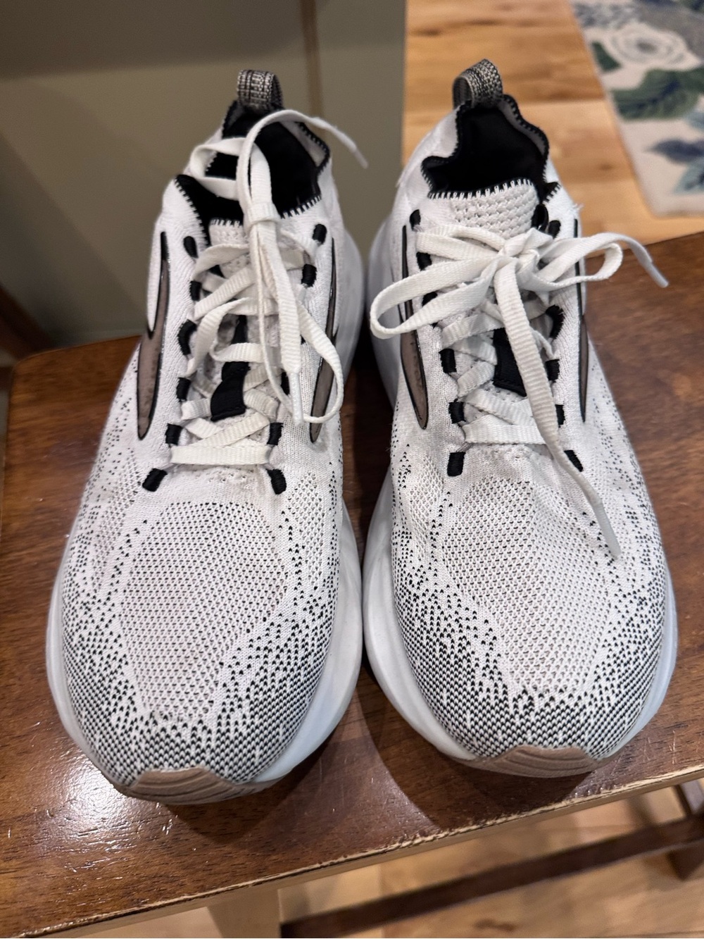 Men's Lightweight White and Black Knit Running Shoes